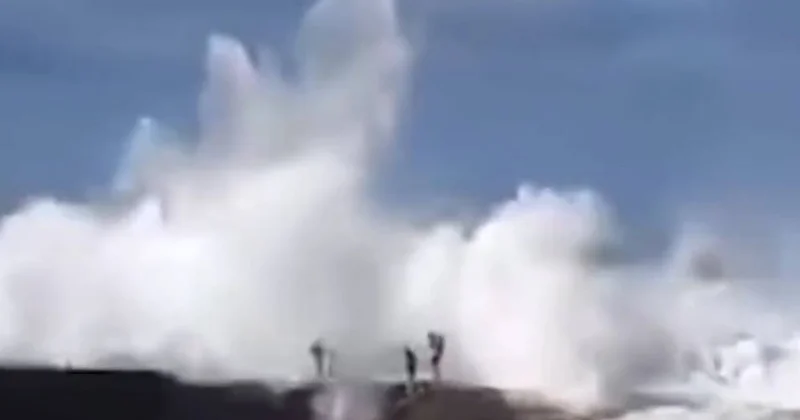 Туристов смыло гигантской волной в Испании ВИДЕО