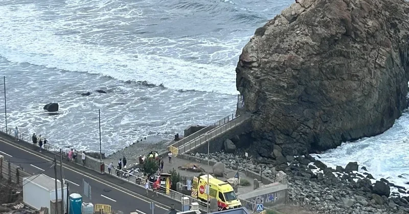 Волны убили трех человек на Канарах