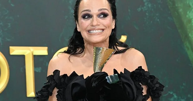 Məşhur müğənni ayaqqabısına yarım milyondan çox pul xərclədi