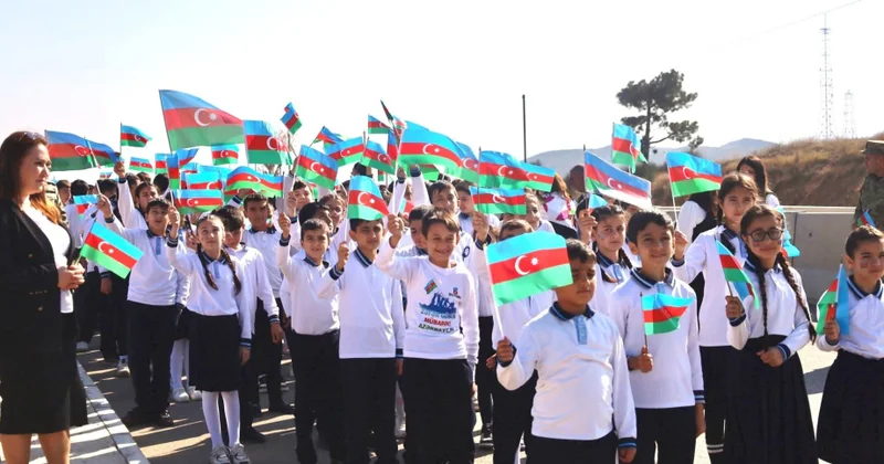 Cocuq Mərcanlı məktəbindən Cəbrayıl şəhəri məktəbinə Azərbaycan Bayrağı ilə məktəblilərin yürüşü olub