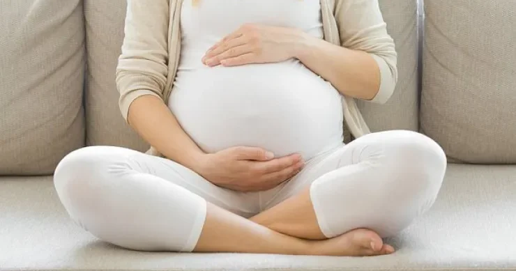 Britaniyada körpə ana bətnində əlini itirib