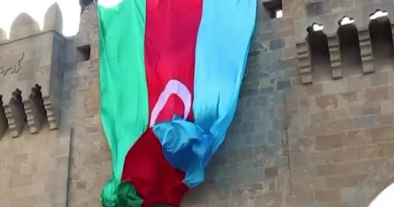 Qoşa Qalada nəhəng Dövlət Bayrağı ucaldı VİDEO
