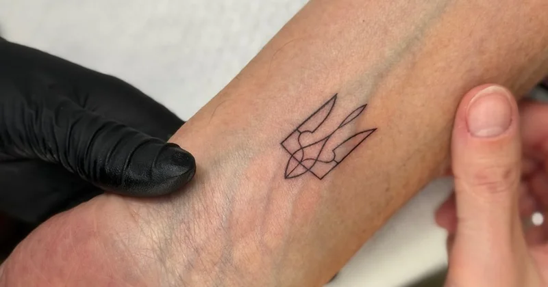 Итальянский сенатор сделал тату с гербом Украины Minval Politika