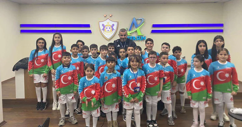 Qurban Qurbanov şəhid övladları ilə Foto