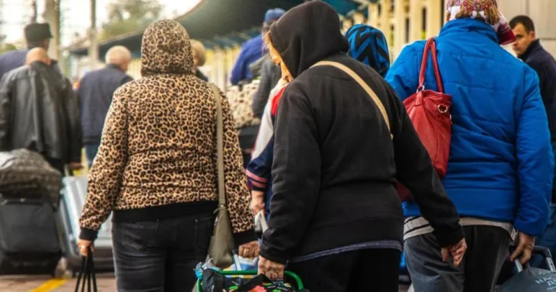 Обязательная эвакуация: дети и семьи покидают прифронтовые районы Украины