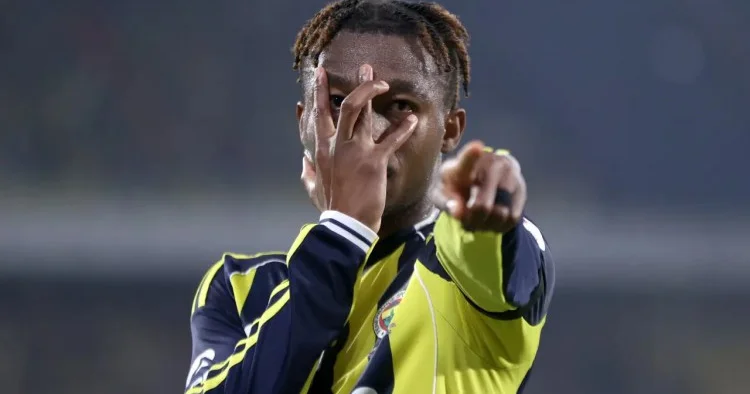 Fənərbaxça Qalatasaray ın xal itkisindən maksimum yararlandı VİDEO