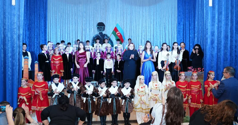 Как дети отмечают День Победы и День Государственного флага Азербайджана (ФОТО)