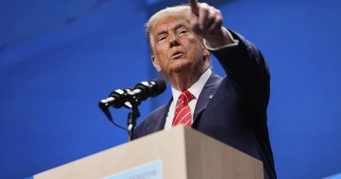 “Hamınız axmaqsınız!” Tramp əsəbiləşdi KONKRET