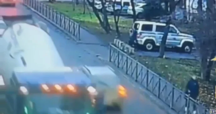 Daxili İşlər Nazirliyinin binası yaxınlığında polis maşını yandırıldı; 17 yaşlı gənc saxlanıldı VİDEO