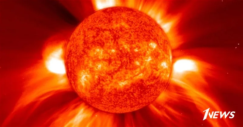 Вспышка на Солнце уничтожает протуберанец протяженностью около 300 тыс. км