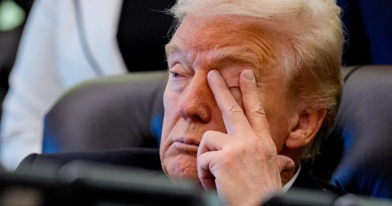 Trampı tədbirdə yuxu tutdu FOTO