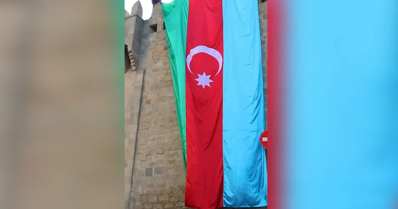 Qoşa Qala qapılarda üçrəngli bayrağımız dalğalandı