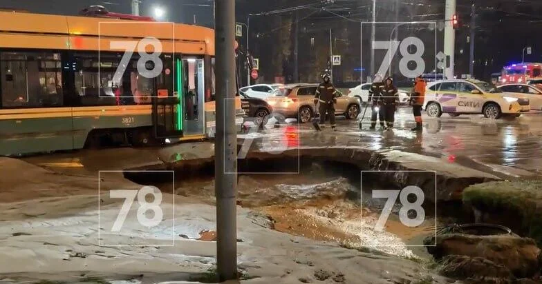 Трамвай едва не провалился в портал в ад в Санкт Петербурге ВИДЕО