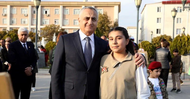 Səlahiyyətli nümayəndə hərbi paradı izləyib, istedadlı uşaqların rəsm sərgisi ilə tanış olub