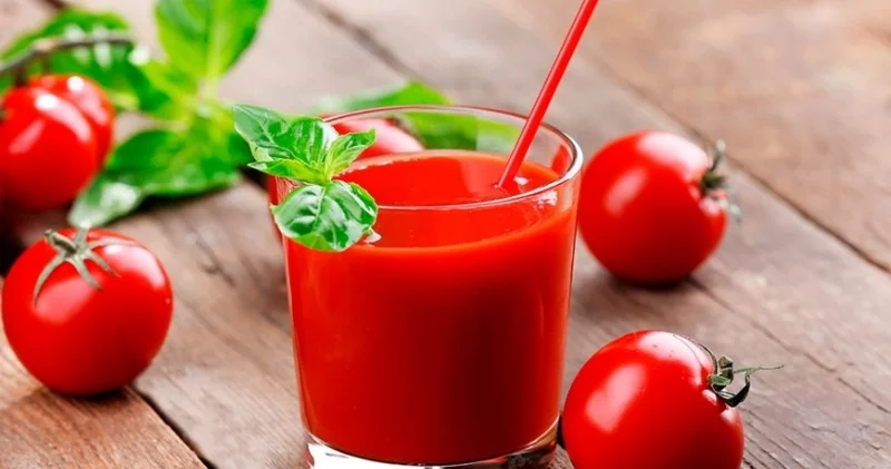 Kişilər 40 yaşdan sonra niyə pomidor şirəsi içməlidir?