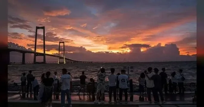 Bu ölkədə 100 mindən çox insanı təxliyə eitdilər