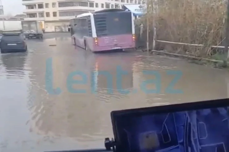 Xırdalanı və Masazırı su basdı Quyuya düşən avtomobilin görüntüləri