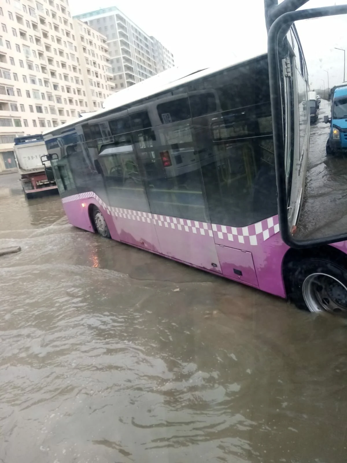 Xırdalanda dəhşətli mənzərə: Avtobus quyuya düşdü və... FOTO/VIDEO