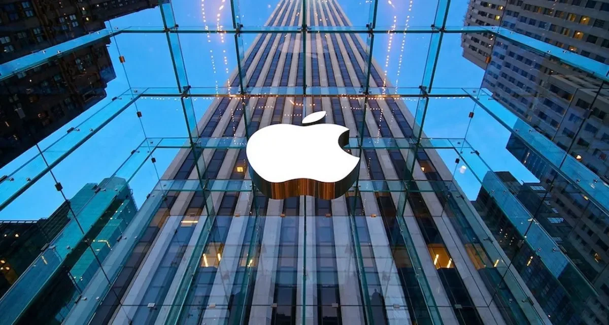 На Apple подали в суд