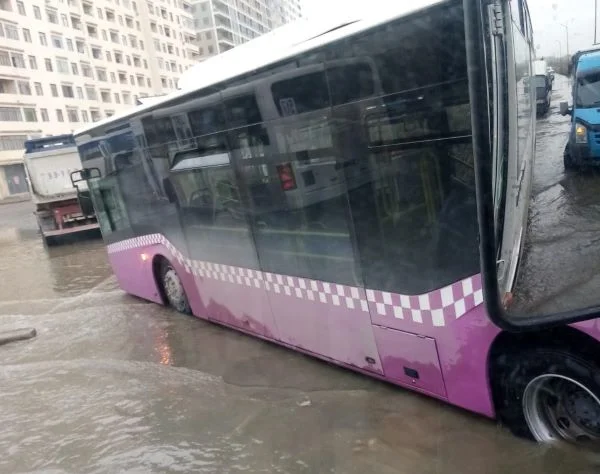 Xırdalan suda üzür, avtobuslardan biri isə.. FOTOLAR