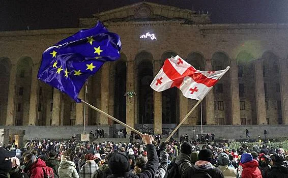 Etirazçılar Gürcüstan parlamentinin yaxınlığındakı prospekti bağlayıblar