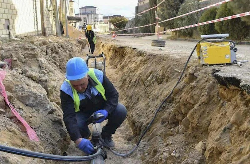 Asfaltı qazıb su çəkdilər, asfaltlamaq yaddan çıxdı ŞİKAYƏT (FOTOLAR)