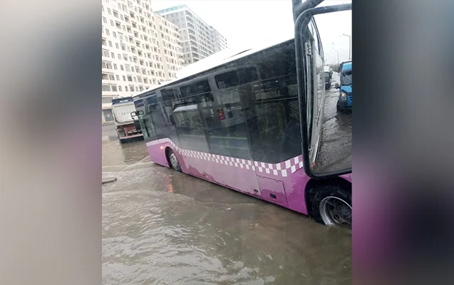 Xırdalanda yolları su basdı, avtobus quyuya düşdü Video