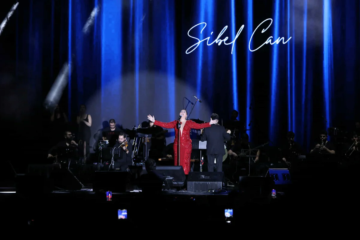 Sibel Canın rəngarəng Bakı konserti FOTOLAR Azərbaycanda özəl xəbərlər, araşdırmalar, təhlillər və müsahibələrin tək ünvanı