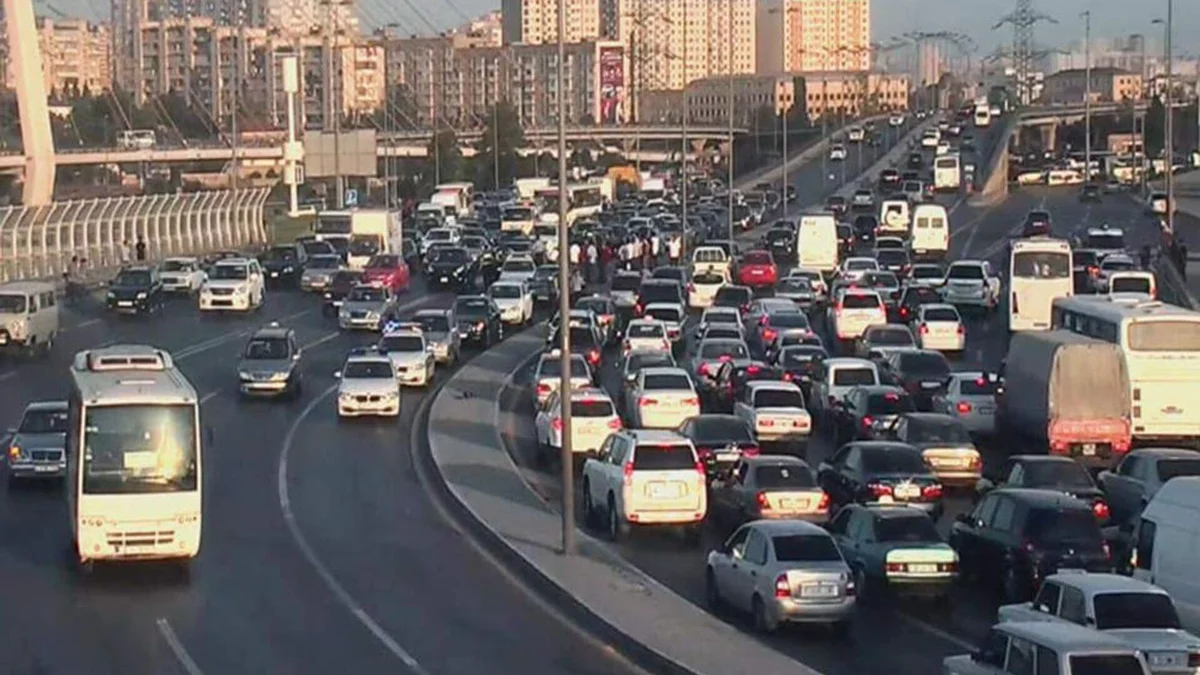 Bakıda tıxac olan yollar SİYAHI KONKRET