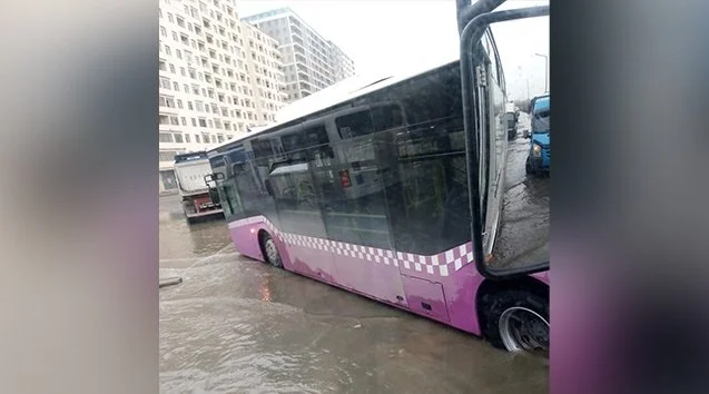 Xırdalanda yolları su basdı: Avtobus quyuya düşdü VİDEO