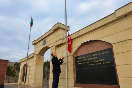 Azərbaycandakı Türk Şəhidliklərinin bayraqları dəyişdirilir