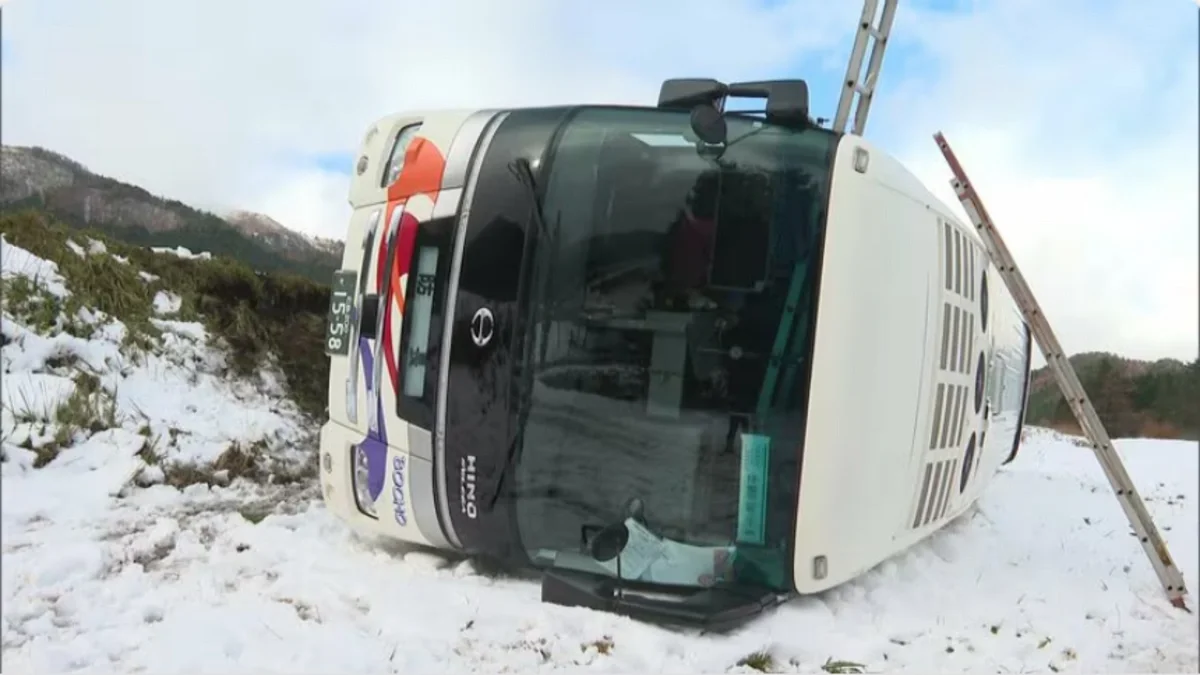 Yaponiyada turist avtobusu aşıb: Onlarla xəsarət alan var