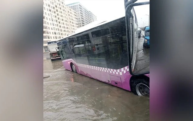 Yolları su basdı, avtobus yararsız hala düşdü VİDEO