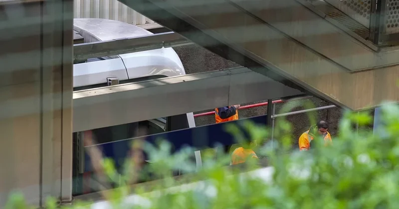 İzmirdə metro qatarı relsdən çıxdı