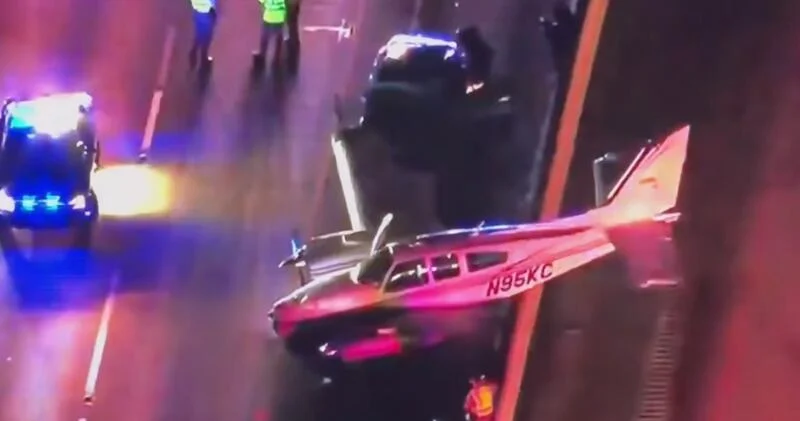 В США самолет экстренно приземлился и столкнулся с автомобилем ВИДЕО