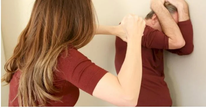 Qadın keçmiş ərini döydü