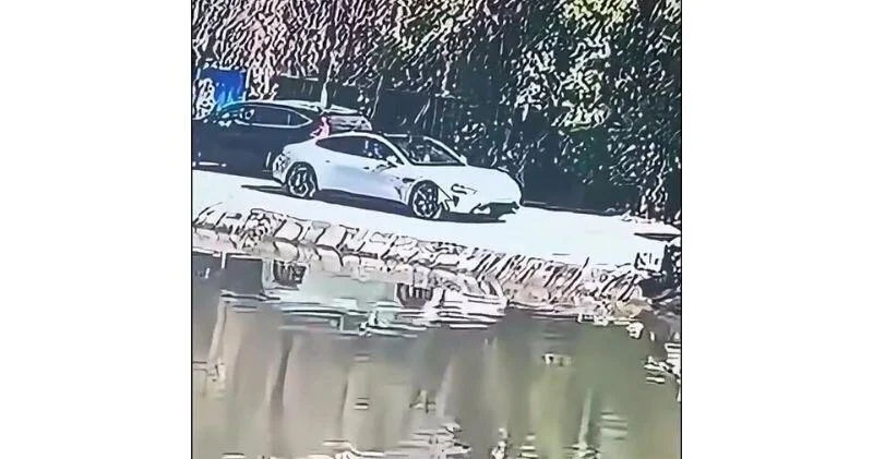 Режим автопарковки утопил электромобиль Xiaomi SU7 в водоеме ВИДЕО