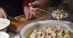 Медики назвали предельно безопасную порцию оливье на Новый год