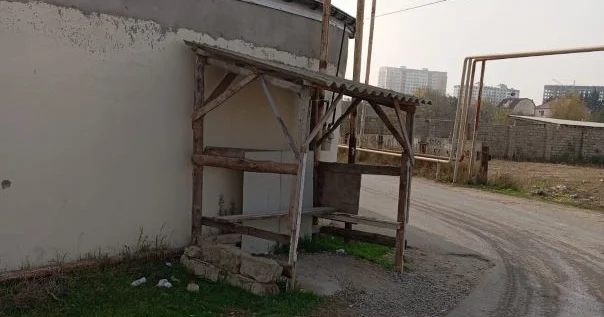 Sumqyata belə dayanacaq yaraşarmı, ayıb deyil?! Dərə sakinləri şikayətlənir + FOTOLAR