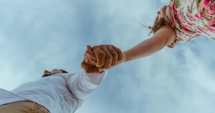 Romantika və ehtiras deyil: psixoloqlar münasibəti həqiqətən nəyin gücləndirdiyini AÇIQLADILAR