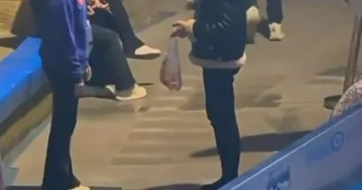 Белуха в Китае "наказала" курильщика ВИДЕО