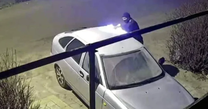 Maskalı şəxs park edilmiş “Lada Priora”nı yandırdı Həbs olundu VİDEO