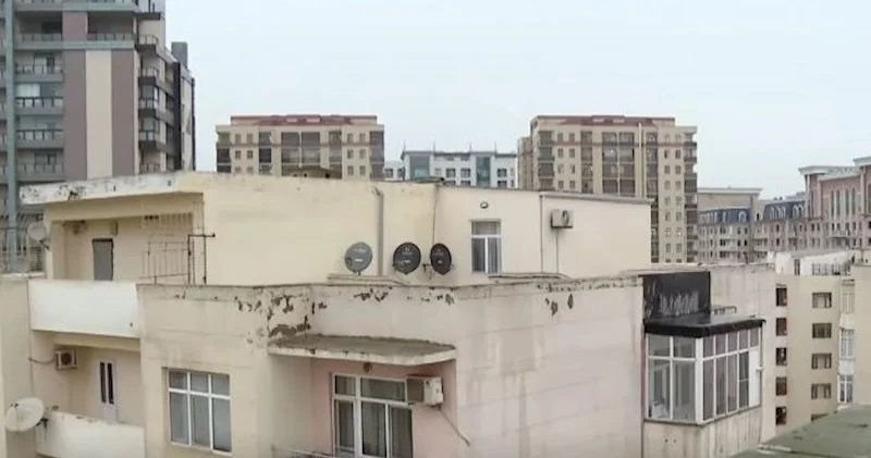 Bakıda binanın üstündə ev tikiblər? Video