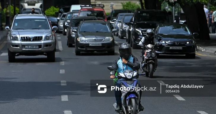 Транспортный конфликт в Баку: автомобилисты и водители мопедов не могут поделить дороги