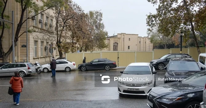 İçərişəhər stansiyasının qarşısındakı parklanma yeri buna görə bağlanıbmış RƏSMİ