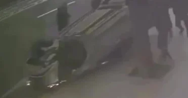 В результате ДТП в центре Баку опрокинулся автомобиль