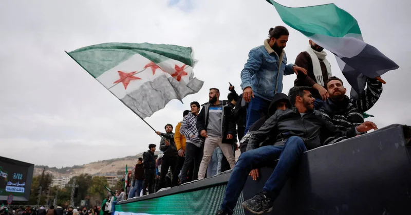 Əsədin devrilməsinin ildönümündə izdiham Ölən və yaralananlar var FOTO