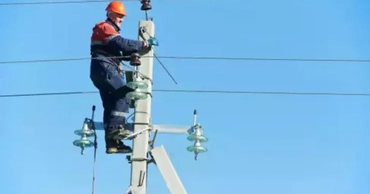 Qaxda Azərişıq əməkdaşı dirəkdən yıxıldı