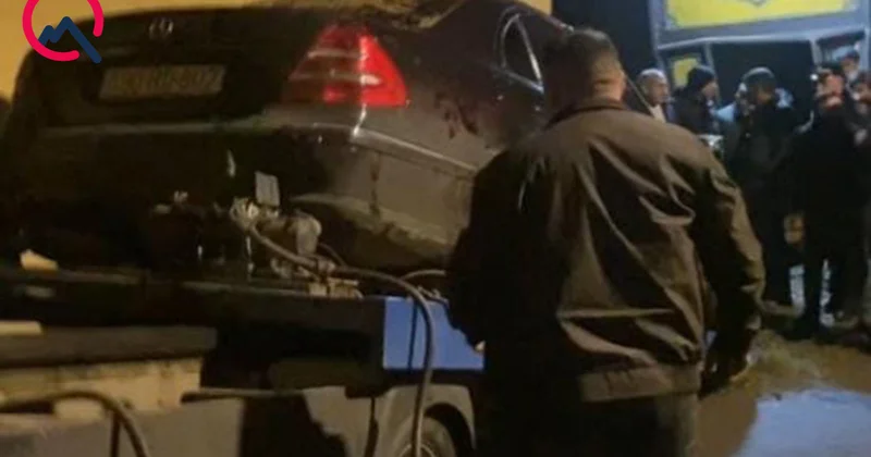 Maşın darvazaya çırpıldı, sürücü öldü Fotolar