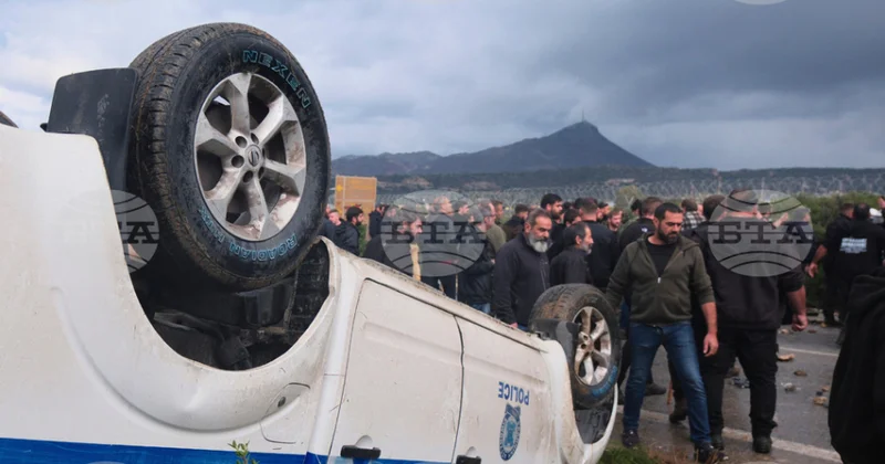 Yunan fermerlər Heraklion şəhərindəki beynəlxalq hava limanında blokadanı aradan qaldırıblar